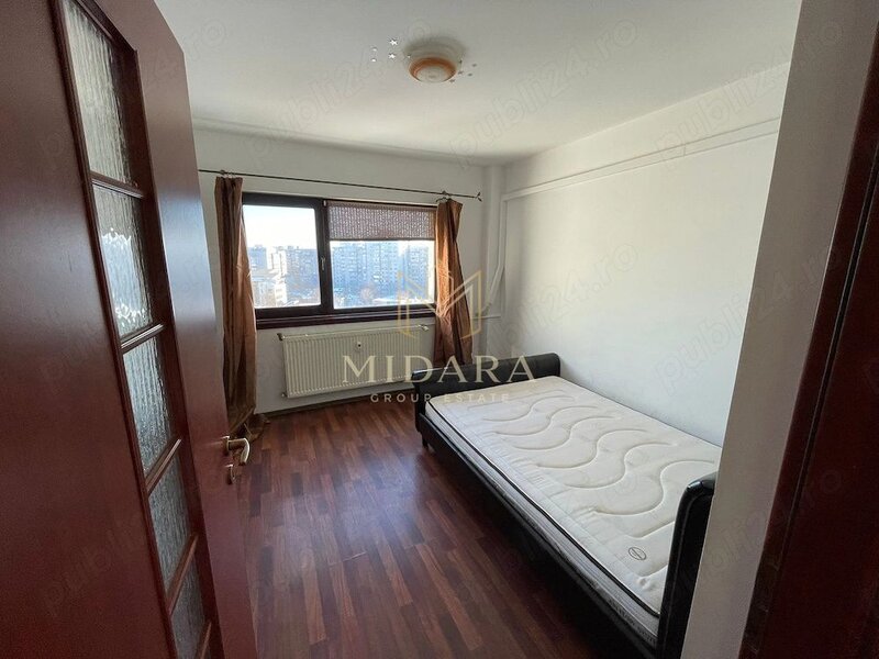 Banu Manta, Piata Victoriei 2 cam